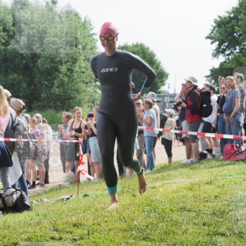 15.06.2025 - 27. Vierlanden-Triathlon KatJ http://msf.ph/oto/8013593 15.06.2025 10:14:54 Schwimmen 476, 521, 525, 546, 559, 570, 593, 608, 1397 meine-sportfotos.de