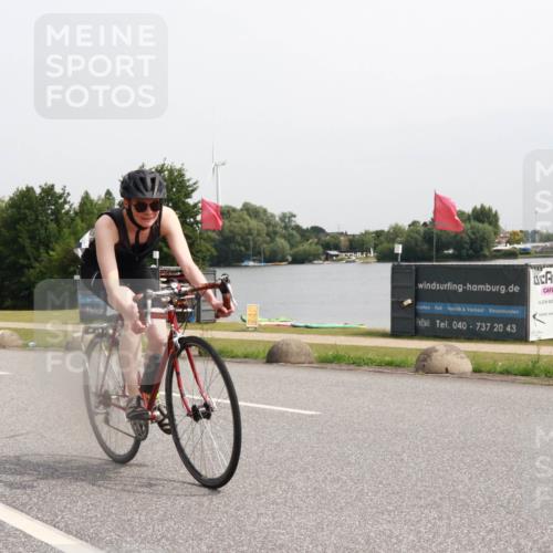 15.06.2025 - 27. Vierlanden-Triathlon H.Heesch http://msf.ph/oto/8013609 15.06.2025 11:09:10 Radfahren 32, 208, 217, 505, 869 meine-sportfotos.de