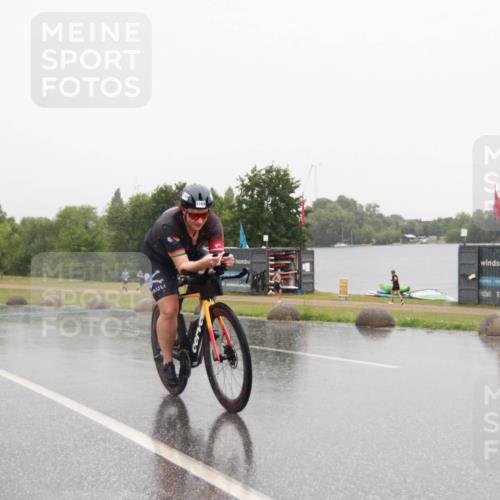 21.06.2025 - 27. Vierlanden-Triathlon H.Heesch http://msf.ph/oto/8013645 15.06.2025 13:44:58 Radfahren 1169 meine-sportfotos.de
