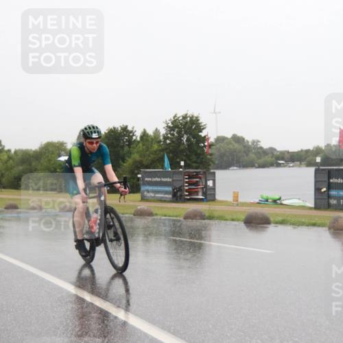 21.06.2025 - 27. Vierlanden-Triathlon H.Heesch http://msf.ph/oto/8013656 15.06.2025 13:46:06 Radfahren 1198, 1218 meine-sportfotos.de