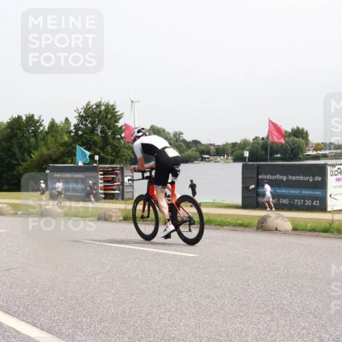 15.06.2025 - 27. Vierlanden-Triathlon H.Heesch http://msf.ph/oto/8013677 15.06.2025 11:09:59 Radfahren 694, 709, 808 meine-sportfotos.de