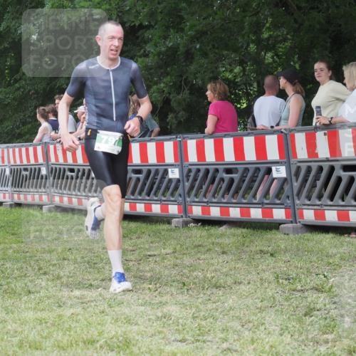 21.06.2025 - 27. Vierlanden-Triathlon KatJ http://msf.ph/oto/8013693 15.06.2025 13:11:07 Ziel 797 meine-sportfotos.de