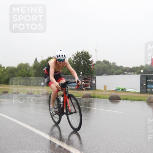 21.06.2025 - 27. Vierlanden-Triathlon H.Heesch http://msf.ph/oto/8013698 15.06.2025 13:47:34 Radfahren 1181 meine-sportfotos.de