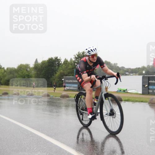 21.06.2025 - 27. Vierlanden-Triathlon H.Heesch http://msf.ph/oto/8013708 15.06.2025 13:48:28 Radfahren 1196 meine-sportfotos.de