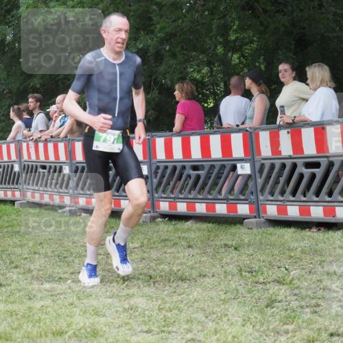 21.06.2025 - 27. Vierlanden-Triathlon KatJ http://msf.ph/oto/8013711 15.06.2025 13:11:07 Ziel 797 meine-sportfotos.de