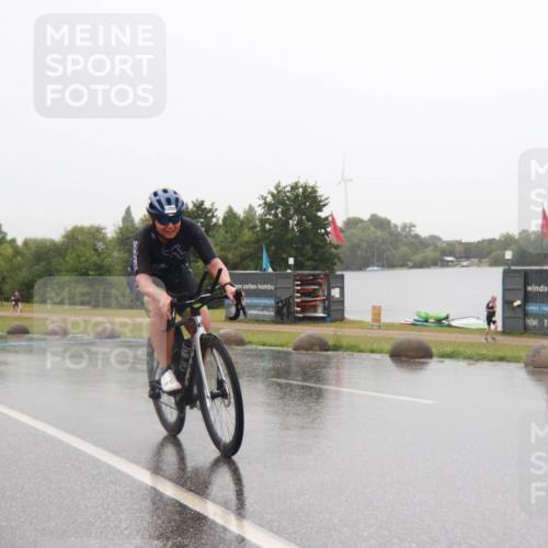 21.06.2025 - 27. Vierlanden-Triathlon H.Heesch http://msf.ph/oto/8013718 15.06.2025 13:48:38 Radfahren 1202 meine-sportfotos.de