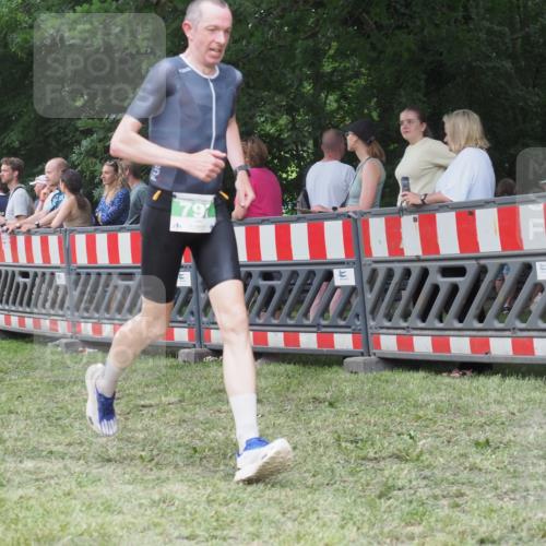 21.06.2025 - 27. Vierlanden-Triathlon KatJ http://msf.ph/oto/8013723 15.06.2025 13:11:07 Ziel 797 meine-sportfotos.de
