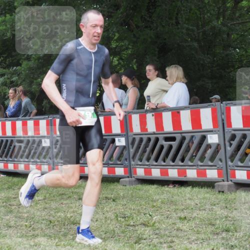 21.06.2025 - 27. Vierlanden-Triathlon KatJ http://msf.ph/oto/8013740 15.06.2025 13:11:07 Ziel 797 meine-sportfotos.de