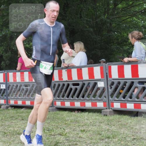 21.06.2025 - 27. Vierlanden-Triathlon KatJ http://msf.ph/oto/8013756 15.06.2025 13:11:07 Ziel 797 meine-sportfotos.de