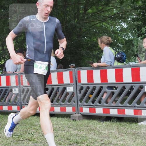 21.06.2025 - 27. Vierlanden-Triathlon KatJ http://msf.ph/oto/8013773 15.06.2025 13:11:07 Ziel 797 meine-sportfotos.de