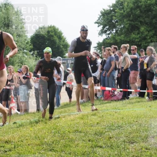 15.06.2025 - 27. Vierlanden-Triathlon KatJ http://msf.ph/oto/8013796 15.06.2025 10:14:57 Schwimmen 476, 521, 525, 559, 570, 592, 593, 605, 608, 1397 meine-sportfotos.de