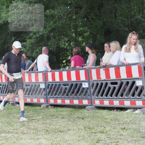 21.06.2025 - 27. Vierlanden-Triathlon KatJ http://msf.ph/oto/8013806 15.06.2025 13:11:21 Ziel 817 meine-sportfotos.de
