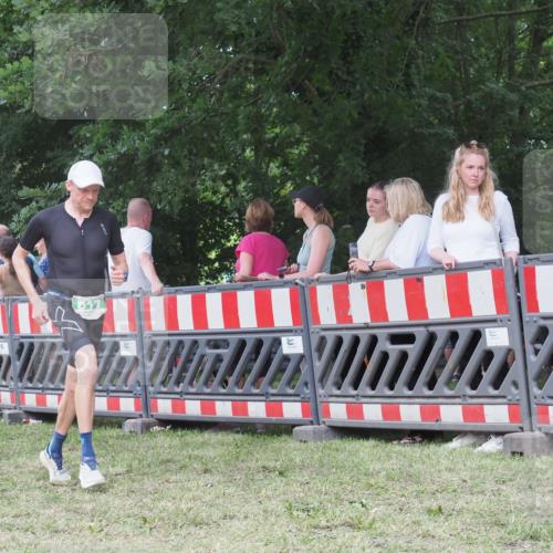 21.06.2025 - 27. Vierlanden-Triathlon KatJ http://msf.ph/oto/8013836 15.06.2025 13:11:22 Ziel 817 meine-sportfotos.de