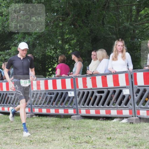 21.06.2025 - 27. Vierlanden-Triathlon KatJ http://msf.ph/oto/8013851 15.06.2025 13:11:22 Ziel 817 meine-sportfotos.de