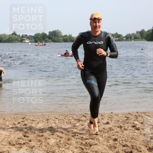 15.06.2025 - 27. Vierlanden-Triathlon Lena Gebhardt http://msf.ph/oto/8013855 15.06.2025 10:14:02 Schwimmen 472, 475, 632 meine-sportfotos.de