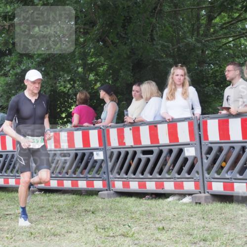 21.06.2025 - 27. Vierlanden-Triathlon KatJ http://msf.ph/oto/8013865 15.06.2025 13:11:22 Ziel 817 meine-sportfotos.de