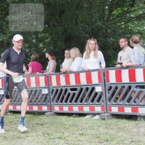 21.06.2025 - 27. Vierlanden-Triathlon KatJ http://msf.ph/oto/8013876 15.06.2025 13:11:22 Ziel 817 meine-sportfotos.de