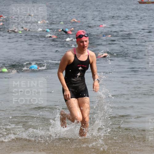 15.06.2025 - 27. Vierlanden-Triathlon Lena Gebhardt http://msf.ph/oto/8013880 15.06.2025 10:14:07 Schwimmen 472, 475, 632 meine-sportfotos.de