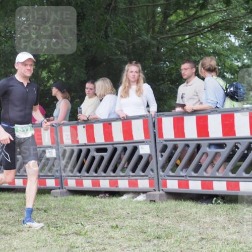 21.06.2025 - 27. Vierlanden-Triathlon KatJ http://msf.ph/oto/8013892 15.06.2025 13:11:22 Ziel 817 meine-sportfotos.de
