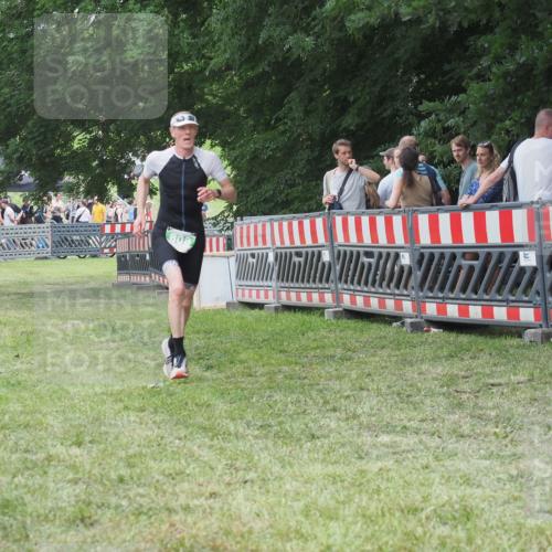 21.06.2025 - 27. Vierlanden-Triathlon KatJ http://msf.ph/oto/8013904 15.06.2025 13:11:33 Ziel 808 meine-sportfotos.de