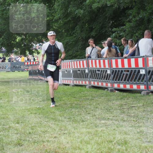 21.06.2025 - 27. Vierlanden-Triathlon KatJ http://msf.ph/oto/8013925 15.06.2025 13:11:33 Ziel 808 meine-sportfotos.de