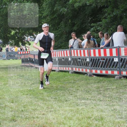 21.06.2025 - 27. Vierlanden-Triathlon KatJ http://msf.ph/oto/8013942 15.06.2025 13:11:33 Ziel 808 meine-sportfotos.de