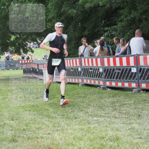21.06.2025 - 27. Vierlanden-Triathlon KatJ http://msf.ph/oto/8013955 15.06.2025 13:11:33 Ziel 808 meine-sportfotos.de