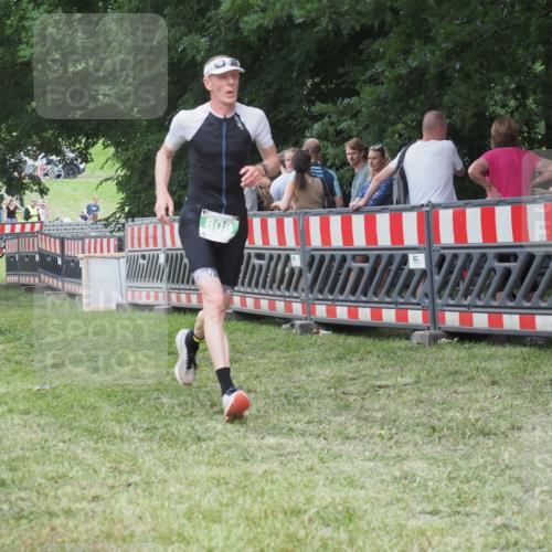 21.06.2025 - 27. Vierlanden-Triathlon KatJ http://msf.ph/oto/8013967 15.06.2025 13:11:34 Ziel 808 meine-sportfotos.de