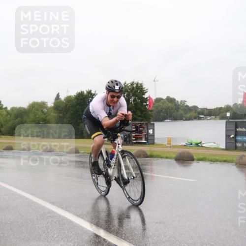 21.06.2025 - 27. Vierlanden-Triathlon H.Heesch http://msf.ph/oto/8013970 15.06.2025 13:57:15 Radfahren 1276 meine-sportfotos.de