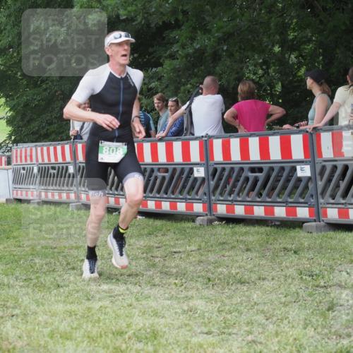 21.06.2025 - 27. Vierlanden-Triathlon KatJ http://msf.ph/oto/8013987 15.06.2025 13:11:34 Ziel 808 meine-sportfotos.de
