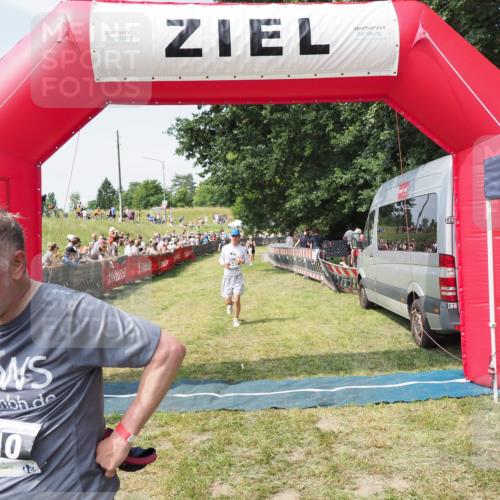 21.06.2025 - 27. Vierlanden-Triathlon MichiJ http://msf.ph/oto/8014006 15.06.2026 11:30:57 Ziel 610 meine-sportfotos.de