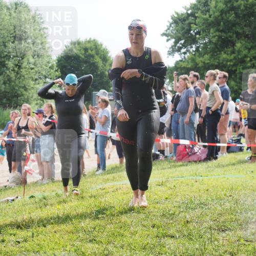 15.06.2025 - 27. Vierlanden-Triathlon KatJ http://msf.ph/oto/8014009 15.06.2025 10:15:01 Schwimmen 476, 521, 525, 528, 570, 592, 593, 605, 608, 1397 meine-sportfotos.de