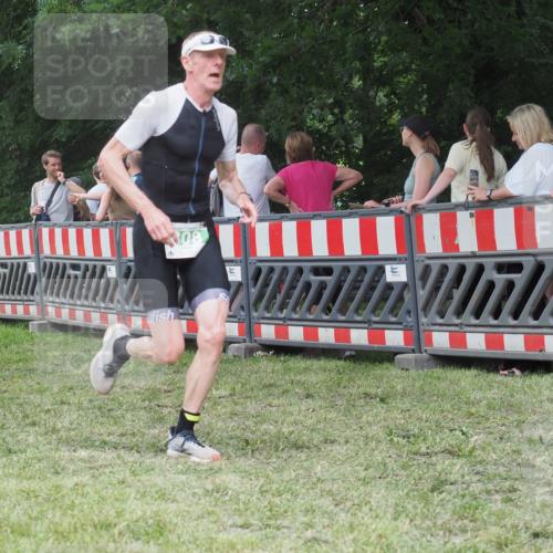 21.06.2025 - 27. Vierlanden-Triathlon KatJ http://msf.ph/oto/8014012 15.06.2025 13:11:34 Ziel 808 meine-sportfotos.de
