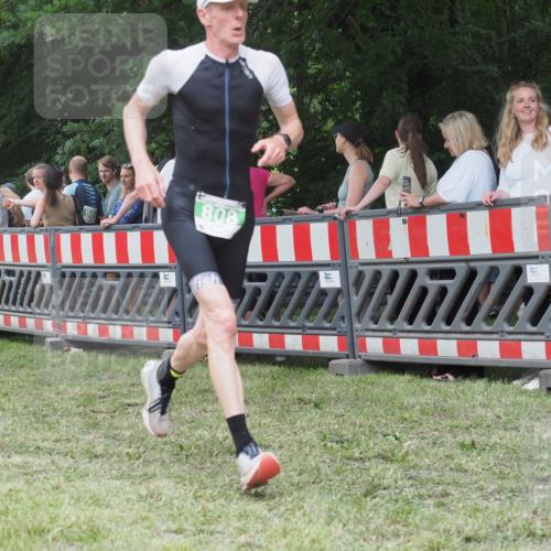 21.06.2025 - 27. Vierlanden-Triathlon KatJ http://msf.ph/oto/8014036 15.06.2025 13:11:35 Ziel 808 meine-sportfotos.de