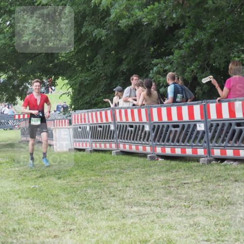 21.06.2025 - 27. Vierlanden-Triathlon KatJ http://msf.ph/oto/8014054 15.06.2025 13:11:44 Ziel 702, 962 meine-sportfotos.de
