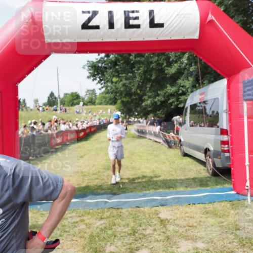 21.06.2025 - 27. Vierlanden-Triathlon MichiJ http://msf.ph/oto/8014064 15.06.2026 11:30:58 Ziel 610 meine-sportfotos.de