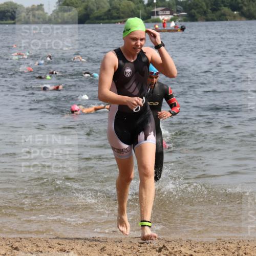 15.06.2025 - 27. Vierlanden-Triathlon Lena Gebhardt http://msf.ph/oto/8014070 15.06.2025 10:14:19 Schwimmen 482, 565, 618, 632 meine-sportfotos.de