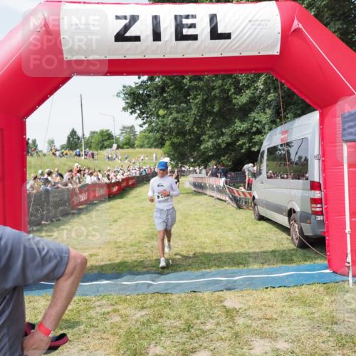 21.06.2025 - 27. Vierlanden-Triathlon MichiJ http://msf.ph/oto/8014076 15.06.2026 11:30:58 Ziel 610 meine-sportfotos.de