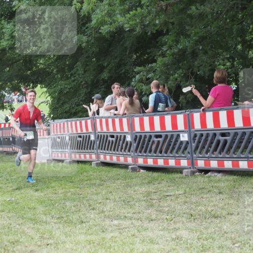 21.06.2025 - 27. Vierlanden-Triathlon KatJ http://msf.ph/oto/8014087 15.06.2025 13:11:44 Ziel 702, 962 meine-sportfotos.de