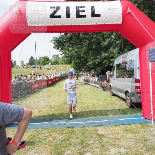 21.06.2025 - 27. Vierlanden-Triathlon MichiJ http://msf.ph/oto/8014091 15.06.2026 11:30:58 Ziel 610 meine-sportfotos.de