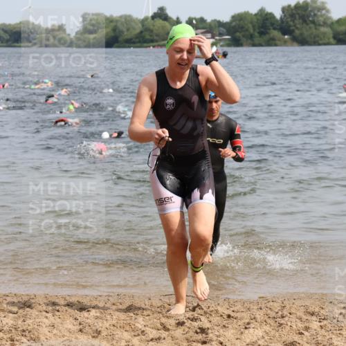 15.06.2025 - 27. Vierlanden-Triathlon Lena Gebhardt http://msf.ph/oto/8014104 15.06.2025 10:14:20 Schwimmen 482, 565, 618, 632 meine-sportfotos.de