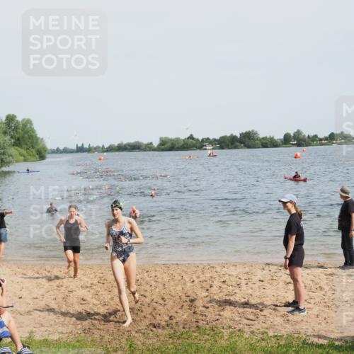 21.06.2025 - 27. Vierlanden-Triathlon MichiJ http://msf.ph/oto/8014110 15.06.2026 10:15:49 Schwimmen 483, 505, 509, 564, 577, 590, 630 meine-sportfotos.de