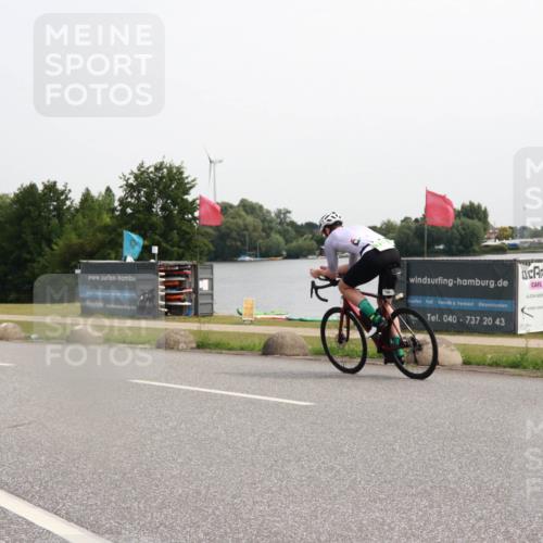 15.06.2025 - 27. Vierlanden-Triathlon H.Heesch http://msf.ph/oto/8014117 15.06.2025 11:15:01 Radfahren 728, 739 meine-sportfotos.de