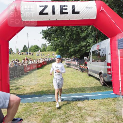 21.06.2025 - 27. Vierlanden-Triathlon MichiJ http://msf.ph/oto/8014130 15.06.2026 11:30:59 Ziel 482, 610 meine-sportfotos.de