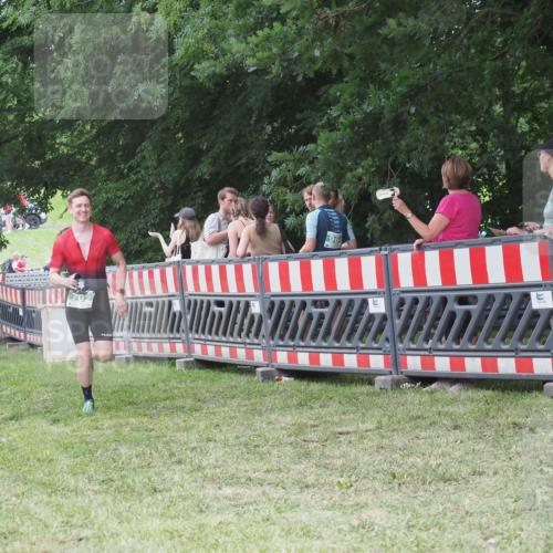 21.06.2025 - 27. Vierlanden-Triathlon KatJ http://msf.ph/oto/8014134 15.06.2025 13:11:45 Ziel 702, 962 meine-sportfotos.de