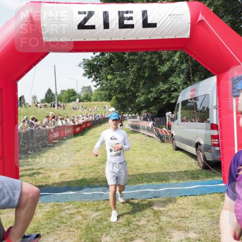 21.06.2025 - 27. Vierlanden-Triathlon MichiJ http://msf.ph/oto/8014135 15.06.2026 11:30:59 Ziel 482, 610 meine-sportfotos.de