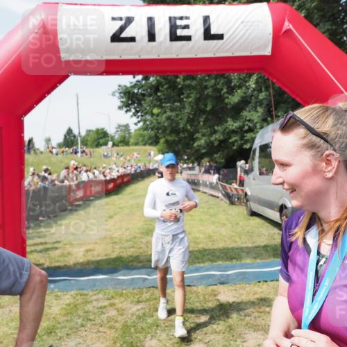 21.06.2025 - 27. Vierlanden-Triathlon MichiJ http://msf.ph/oto/8014146 15.06.2026 11:30:59 Ziel 482, 610 meine-sportfotos.de