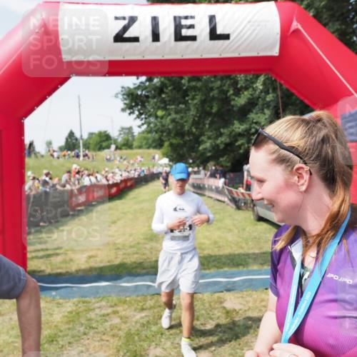 21.06.2025 - 27. Vierlanden-Triathlon MichiJ http://msf.ph/oto/8014152 15.06.2026 11:30:59 Ziel 482, 610 meine-sportfotos.de