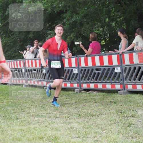 21.06.2025 - 27. Vierlanden-Triathlon KatJ http://msf.ph/oto/8014161 15.06.2025 13:11:46 Ziel 7, 702, 962 meine-sportfotos.de
