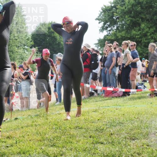 15.06.2025 - 27. Vierlanden-Triathlon KatJ http://msf.ph/oto/8014163 15.06.2025 10:15:04 Schwimmen 476, 521, 525, 528, 570, 592, 593, 597, 605, 1397 meine-sportfotos.de